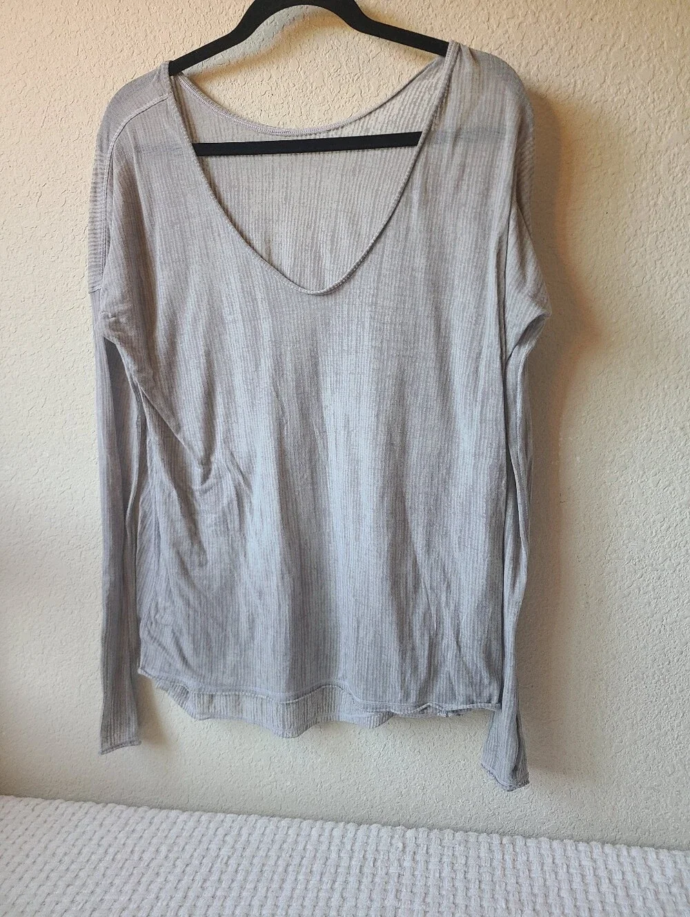 Lululemon Flip Your Dog Long  Light Gray Ribbed V-Neck Long Sleeve Top Size 4